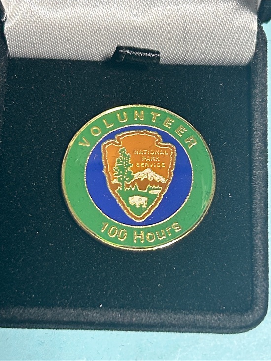 National Park Service Volunteer 100 hours Lapel pin , New in Box